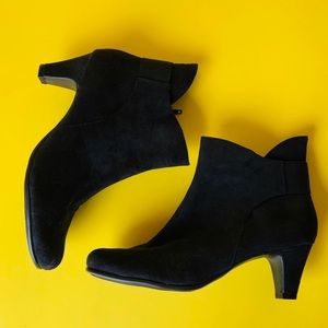 🐼🐼AEROSOLES Black Suede Boots Sz 9